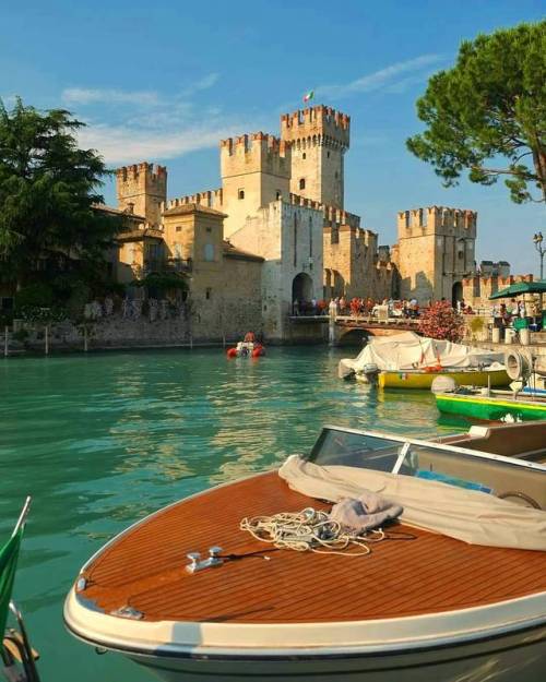 Sirmione Castle on Lake Garda repost from @mikpascu - Spesso mi viene chiesto &ldquo;Ma tu preferisc