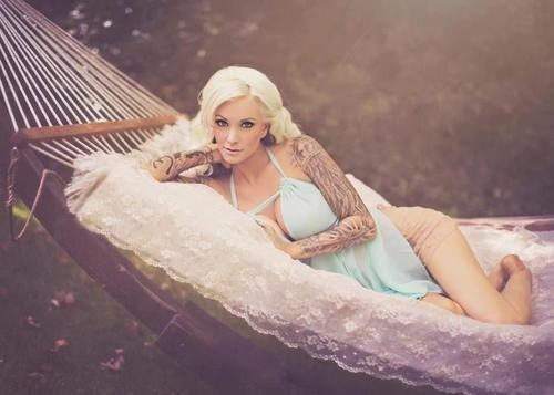 nothing-beats-tatooed-babes:  nothing-beats-tatooed-babes
