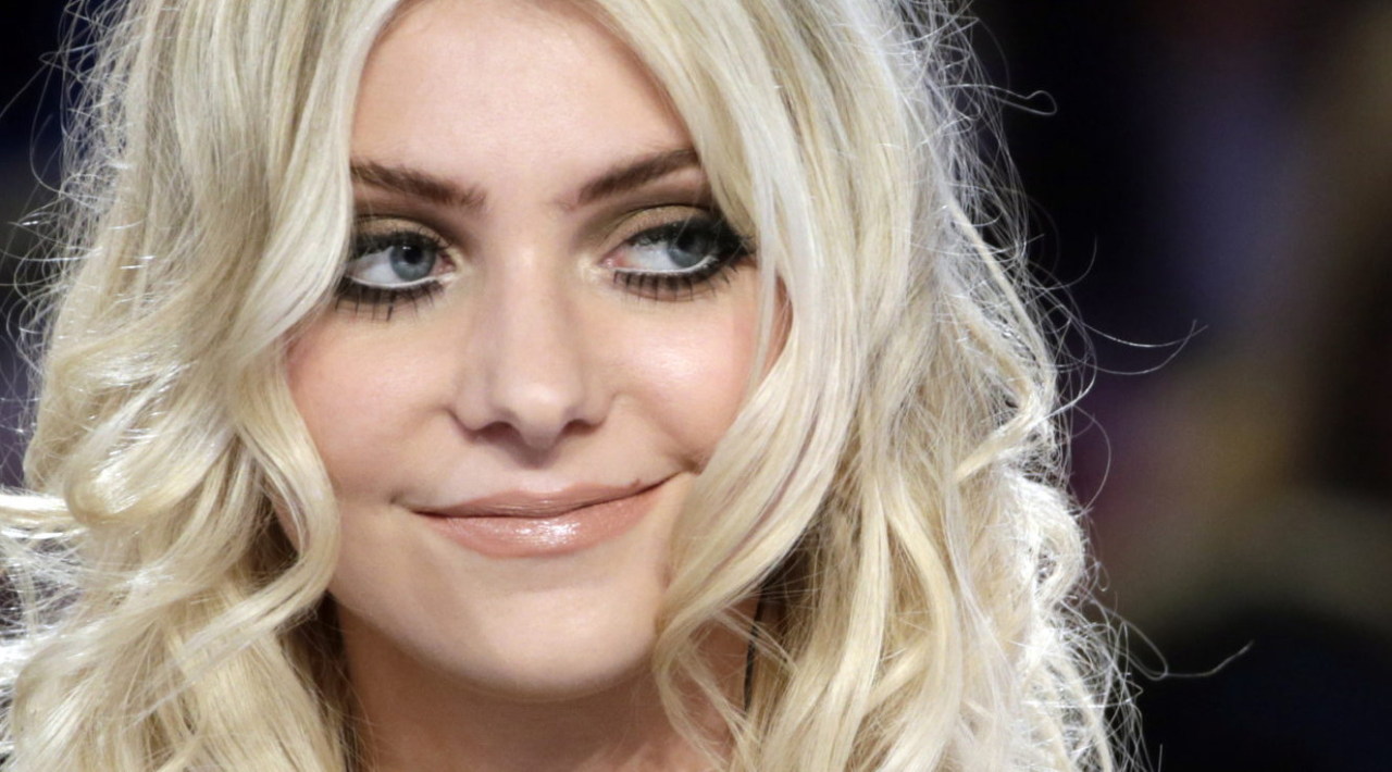 Taylor Momsen - Le Grand Journal. ♥  1. Pretty face. Notice me please!  2. Hi there