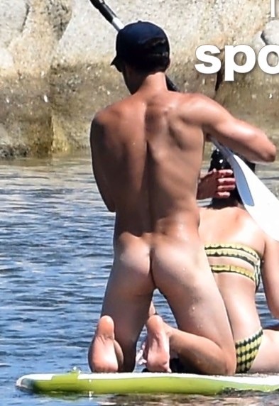 bizarrecelebnudes:  Orlando Bloom - British Actor (Part 2) Don’t know why he felt the need to kayak naked in front of a bunch of cameras but who’s complaining? Great dick. Never thought we’d see him fully naked.  