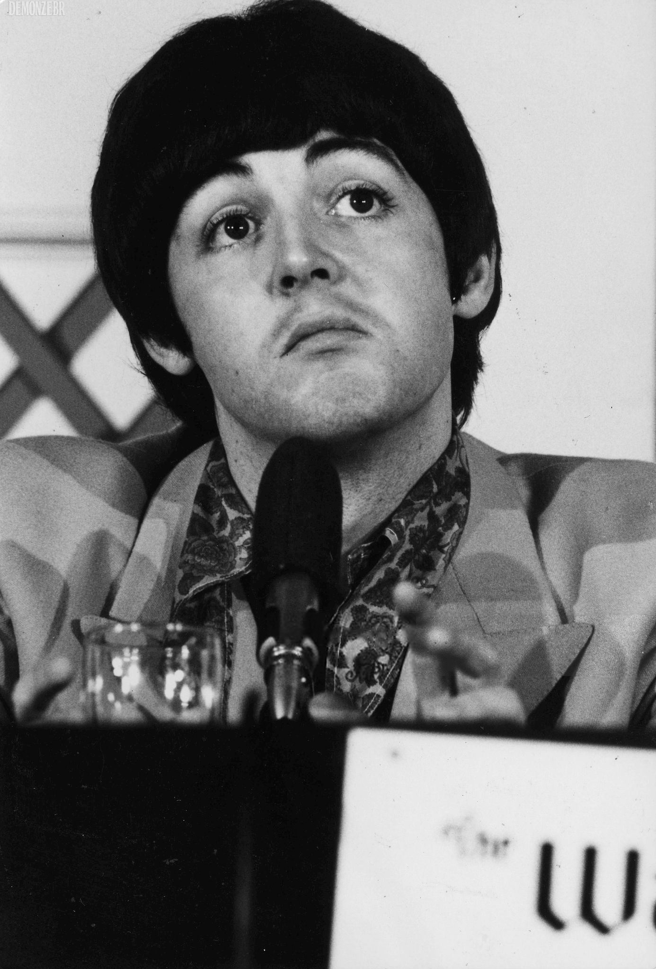 DemonZebr - The Beatles at press conference at Warwick Hotel,...