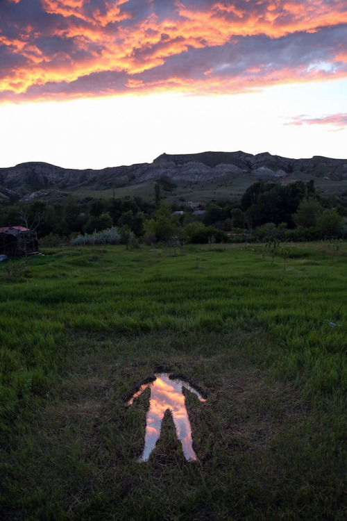 mymodernmet:Human-Shaped “Pool” Lies in a Field, Reflecting the Ever-Changing Sky