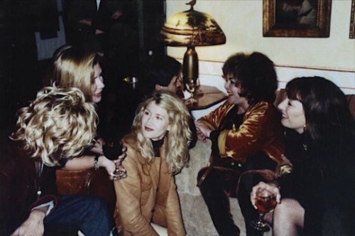 becketts:Carrie Fisher, Laura Dern, Elizabeth Taylor, and Anjelica Huston at a party at Carrie&rsquo