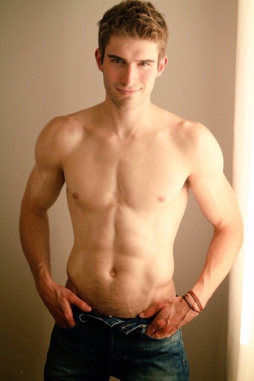 sexynekkidmen:  glazingthedoughnut:  Kyle Wicks  Enjoy, reblog, follow SexyNekkidMen, and then enjoy some more!  Over 15,000 (mostly NSFW) guys in the archive, and getting bigger every day!  