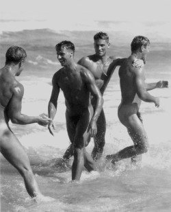 HOT GUYS ON THE BEACH