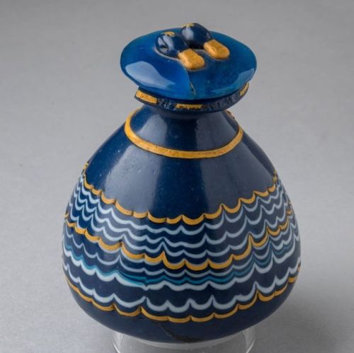 Vase found in Merit’s beauty case The surface of this container, probably an ointment vessel m