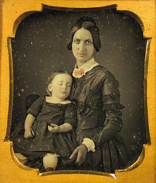 odditiesoflife: Victorian Postmortem Photography Painting the dead was a common occurrence 