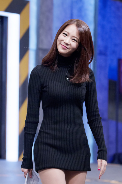 (体のライン丸出しのニットワンピース着て司会をするKARAスンヨン : Sexy K-POP Girlsから) ハンスンヨン