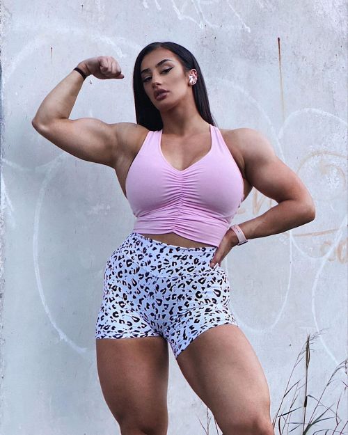 bicepquadgirls:https://www.instagram.com/kikivhyce/  KIKI VHYCE  