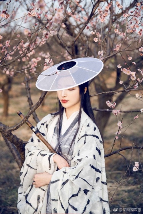 Traditional Chinese hanfu by 司南阁