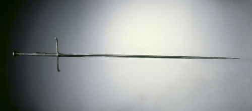 art-of-swords:  EstocDated: early 1500Culture: GermanMedium: steel, wood and leatherMeasurements: overall length 156.60 cm (61 5/8 inches); weight 1.60 kg; blade length 125.30 cm (49 5/16 inches); quillions length 26.20 cm (10 5/16 inches); grip  length