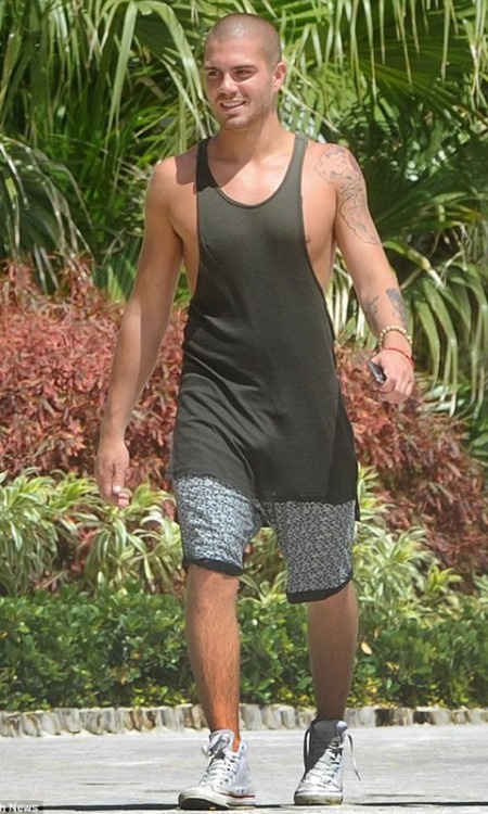 male-and-others-drugs:   Max George showing his bulge