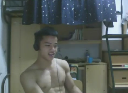 mantop10691:  倆位身材很好的大屌肌肉直男帥哥視訊激情打槍被偷拍視訊流出中… 