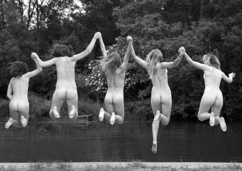 naktivated: nuudman: All together now. Want to see more groups of naked girls? Follow me on g