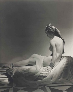 songesoleil:  Odalisque II, New York, 1943.  Art by Horst P. Horst.(1906-1999).