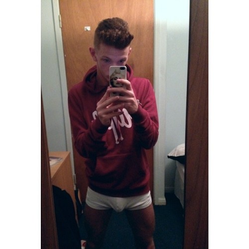applecrumblenfish: Who doesn’t love a bit of burgundy?
