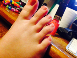 sarahsfeet:Naked toes! Time for a paint job and some trimming ~