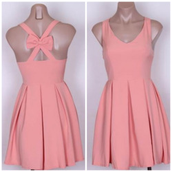 minustenfashion:  This peach dress with a