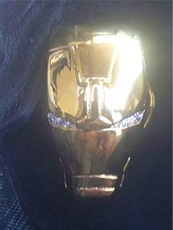 archangeltwoone:  rdjnews:  Robert Downey Jr. Gives Gold &amp; Diamond Iron Man