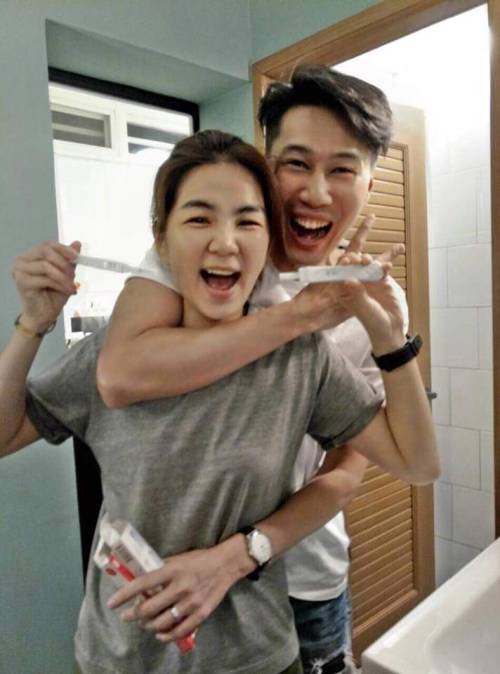 lovehebe330:Ella Chen announced on her Facebook that the pregnancy test result came out positive! Co