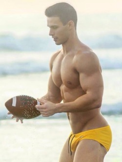 alanpalmsprings:  swimwearman:  www.swimwearman.tumblr.com