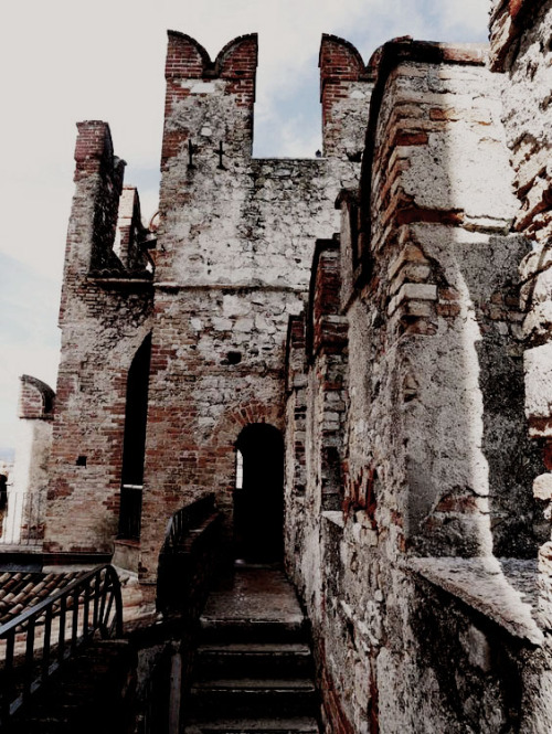 ultravhiolence:for @l-etrange: Sirmionemood: tour of the Garda Lake, ancient ruins at the Catullo Gr