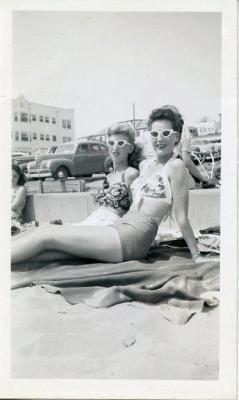 indypendent-thinking:  1940’s at the beach