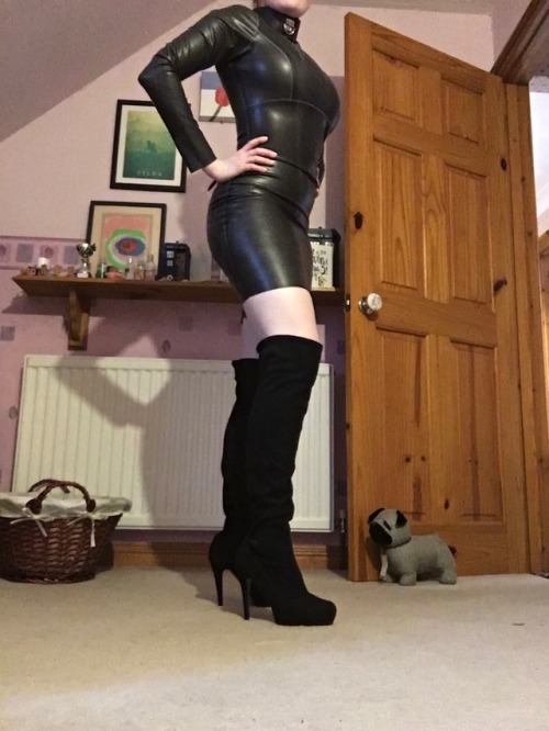 sinfullyhypnotised:More fun with the latex dress with the addition of some new boots which Master re