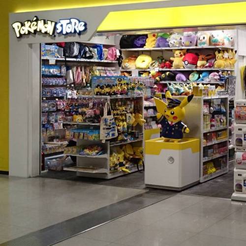 某空港のポケモンストア。ピカチュウのコスプレかわいい。#pokemon #pokemonstore #japan #pikachu #cosplay