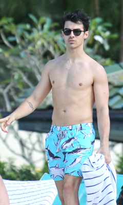 male-and-others-drugs:  Joe Jonas shirtless