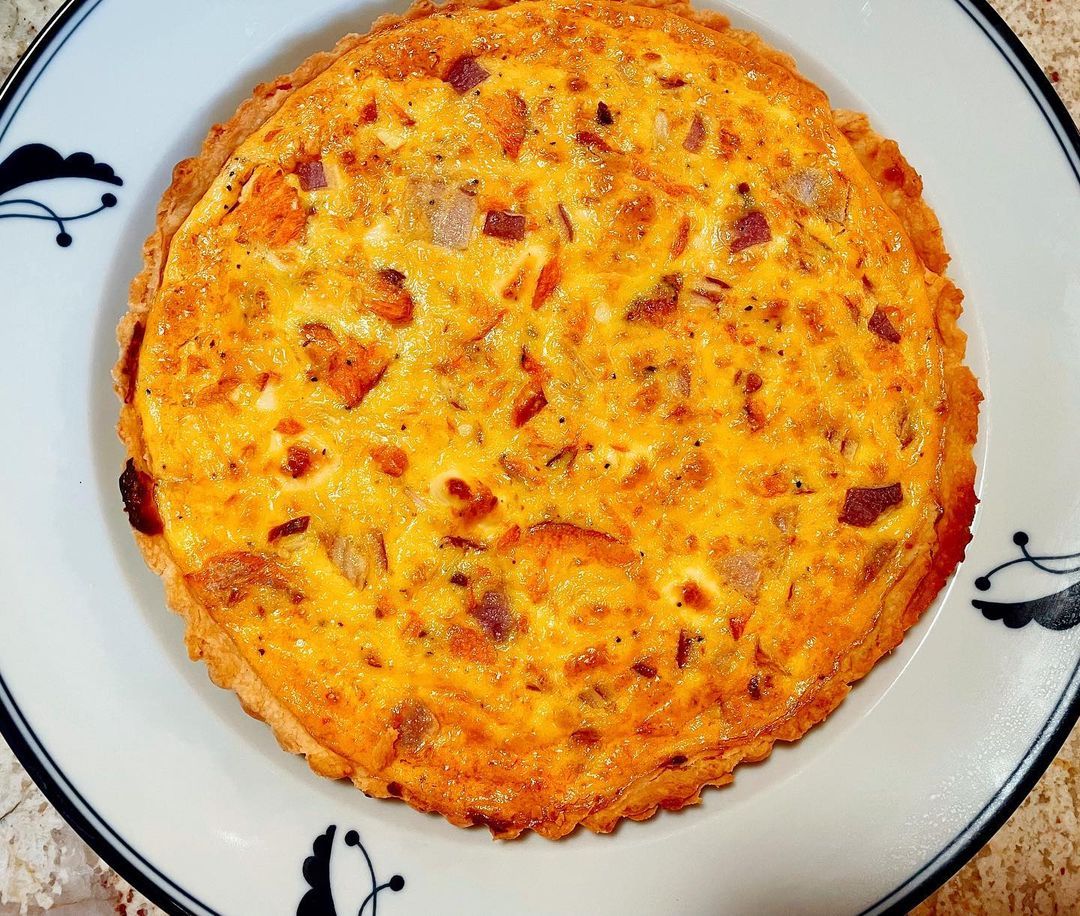 Ras El Hanout Salmon, Red Onion, and Goat Cheese Quiche 💓
Adapted from an old @smittenkitchen recipe, I use @marthastewart48 pate brisée which makes a double so I usually have one in the freezer, and whatever leftover veg/meat/ seafood/cheese I have...