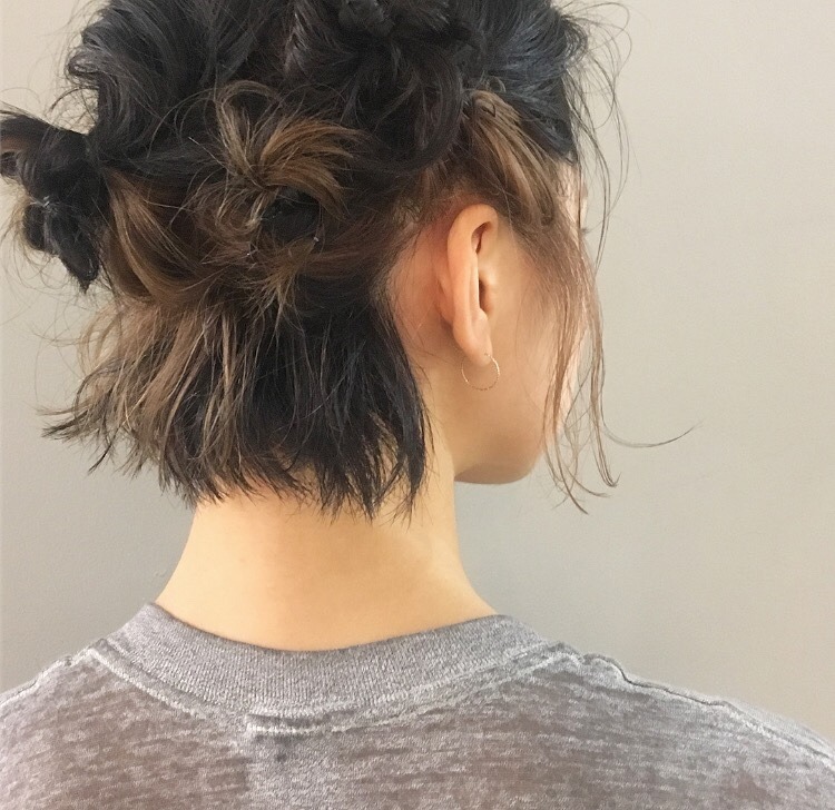 こんばんは！スタイリストの岡山です。
デザインカラーでつくるヘアアレンジのご紹介です！
ボブスタイルでもヘアアレンジ出来ますよ！
パーマ風にヘアアイロンで巻いて
トップの毛でくくったりとめたアレンジ。
普段のスタイルにアレンジを加えるだけで
さらに違った印象で可愛くなります。
是非ご相談ください！
その日だけでも髪の毛アレンジしてみませんか？^ ^
stylist 岡山義和