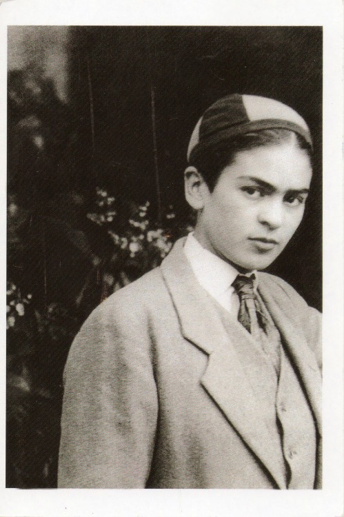 portraitsoffamouspeople:Young Frida Kahlo