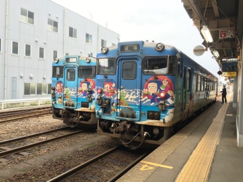 高岡駅にて忍者ハットリくんのラッピング車両を撮りました。ハットリくん好きだな〜 ニンニン！ I took the photo of “Hattorikun” train at 