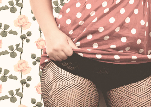 curvicious:  feverwood:  curvicious:  More Vintage Curv  The mirror effect is brilliant   well thank you!!! I’ll tell my photographer you think so <3