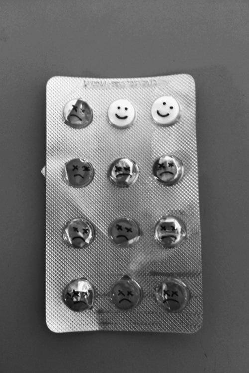 psychotic-torture:  sad black and white blog, I follow back similar 