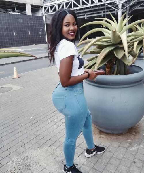 kingjazziedad:  SimplyDelish. GorgeouslySexy. Curvy…..     Ms LuminouslyBright ❤️💛❤️