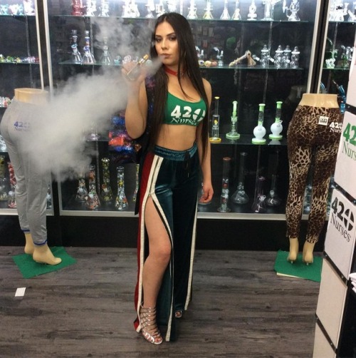 Can you blow smoke? @la_barbieee_420#vape #vaping #ecig #vapor #vapetricks #vapenation #vapeporn #
