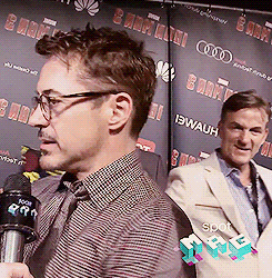 narcissamalfoy:  Robert Downey Jr getting distracted during an interview when Gwyneth