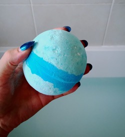 lushmania:  Lush Oxford Street: Frozen Bath Bomb I used this a couple of weeks ago and I can say it’s one of my favourite bath bombs from Oxford Street that I’ve used so far! The smell was SO refreshing and the amount of glitter was unreal, I came