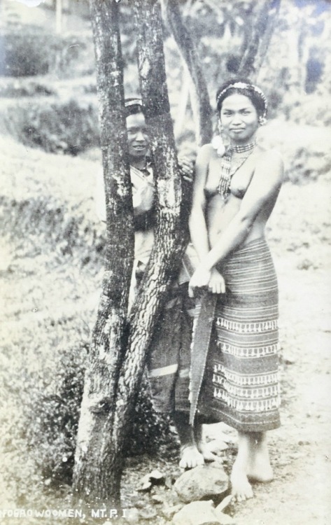 Igorot Women. Circa 1920.   Via Eduardo de Leon.  