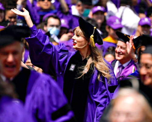 emmaduerrewatson: TAYLOR SWIFTArrives to deliver the New York University 2022 Commencement Address a