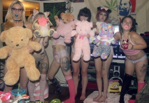 daddyslittlebraaatt: silly little girls  *please do not delete caption*