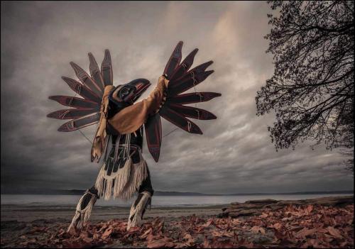 arjuna-vallabha:A raven mask, used by the indigenous Tlingit people in Alaska, photo by Chris Rainie