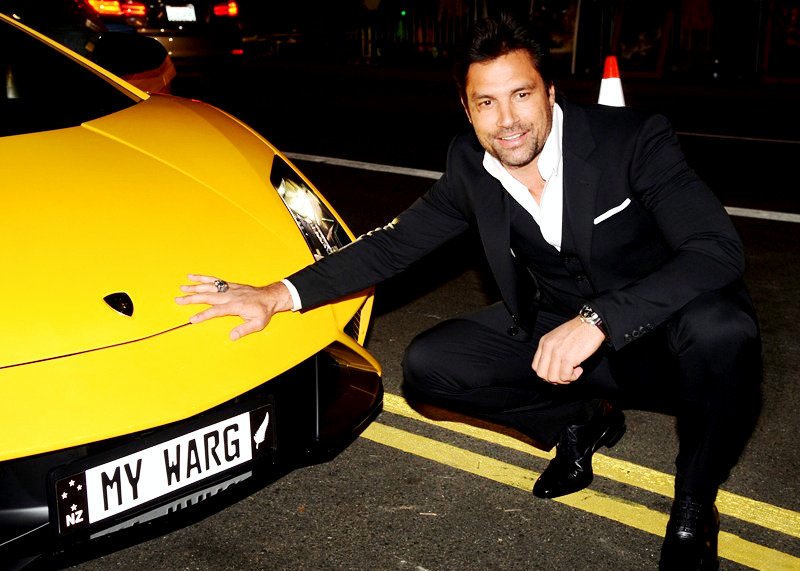 the-hobbit:  Manu Bennett trades out his White Warg for a yellow one @ The Hobbit: