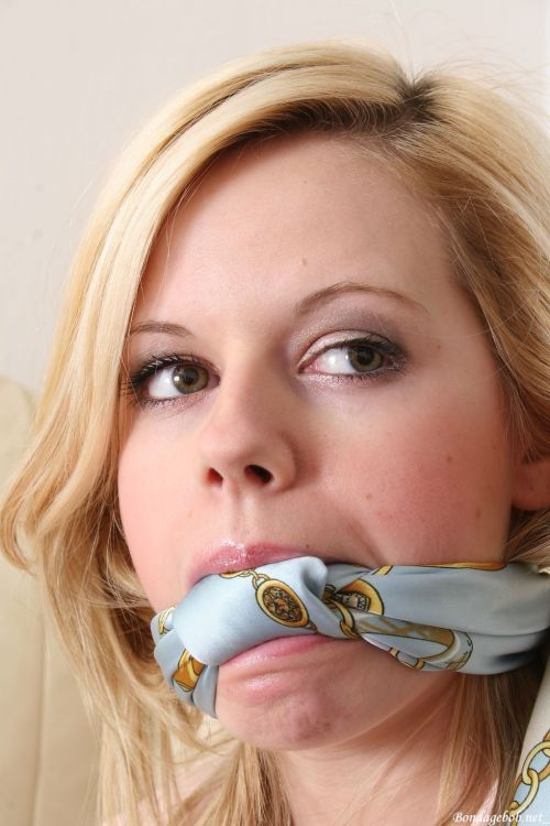 graybandanna:  Very nice mouth filling scarf gag, love the end of the scarf draped over her shoulder 