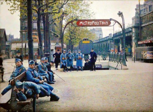 1 mai 1920. Soldats devant la station de métro Auteuil