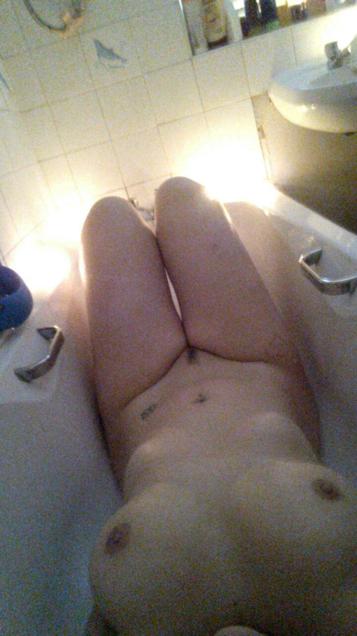 reddaisy1990xo:  Recent bath times! Add me on snap. Don’t send me dick picks budgetbarbie