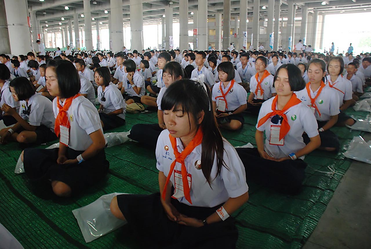 En Tailandia mas de 1 millón de niños se reúnen para meditar y regenerar el planeta. El objetivo de esta iniciativa es que los niños, llamados “V Stars” (estrellas virtuosas) se reúnan y compartan sus experiencias en torno a “hacer el bien” en sus...