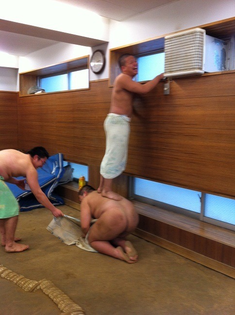 sumofundoshikenta: sakamoccyan:   相撲部のいじめ…⁉️ これ楽しい…💓
